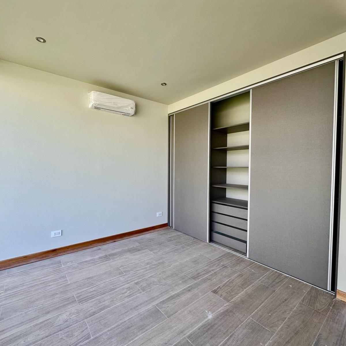 Estrena Elegancia y Confort: Casa de Diseño Único con Vista a Los Cerros y Piscina 3