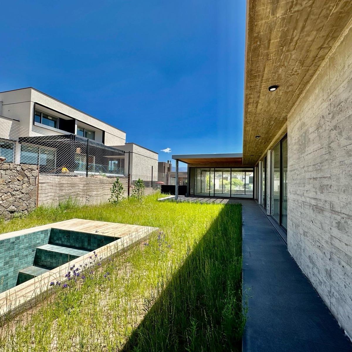 Estrena Elegancia y Confort: Casa de Diseño Único con Vista a Los Cerros y Piscina 5