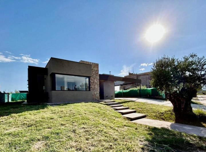 Casa a estrenar, una planta con 3 dormitorios 5