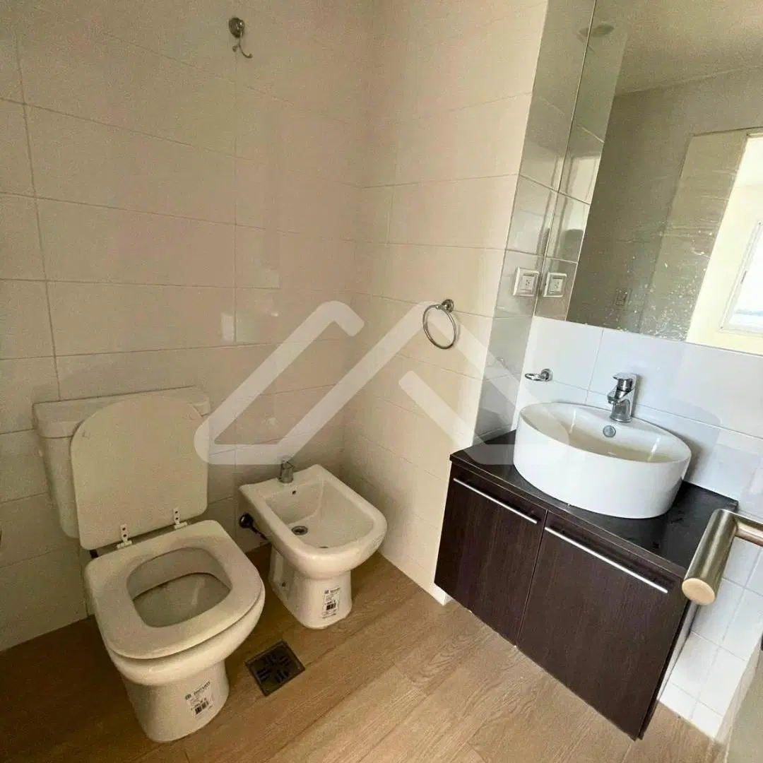 ALQUILO LUMINOSO AMBIENTE CON BALCÓN Y PATIO PRIVADO 3