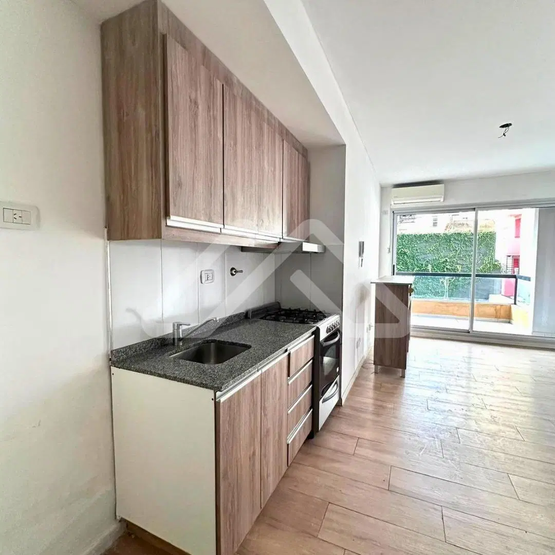 ALQUILO LUMINOSO AMBIENTE CON BALCÓN Y PATIO PRIVADO 3