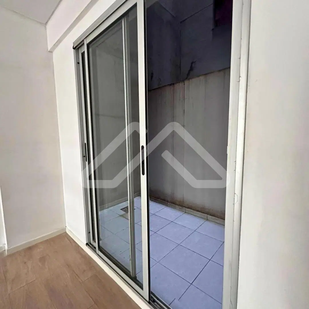 ALQUILO LUMINOSO AMBIENTE CON BALCÓN Y PATIO PRIVADO 5