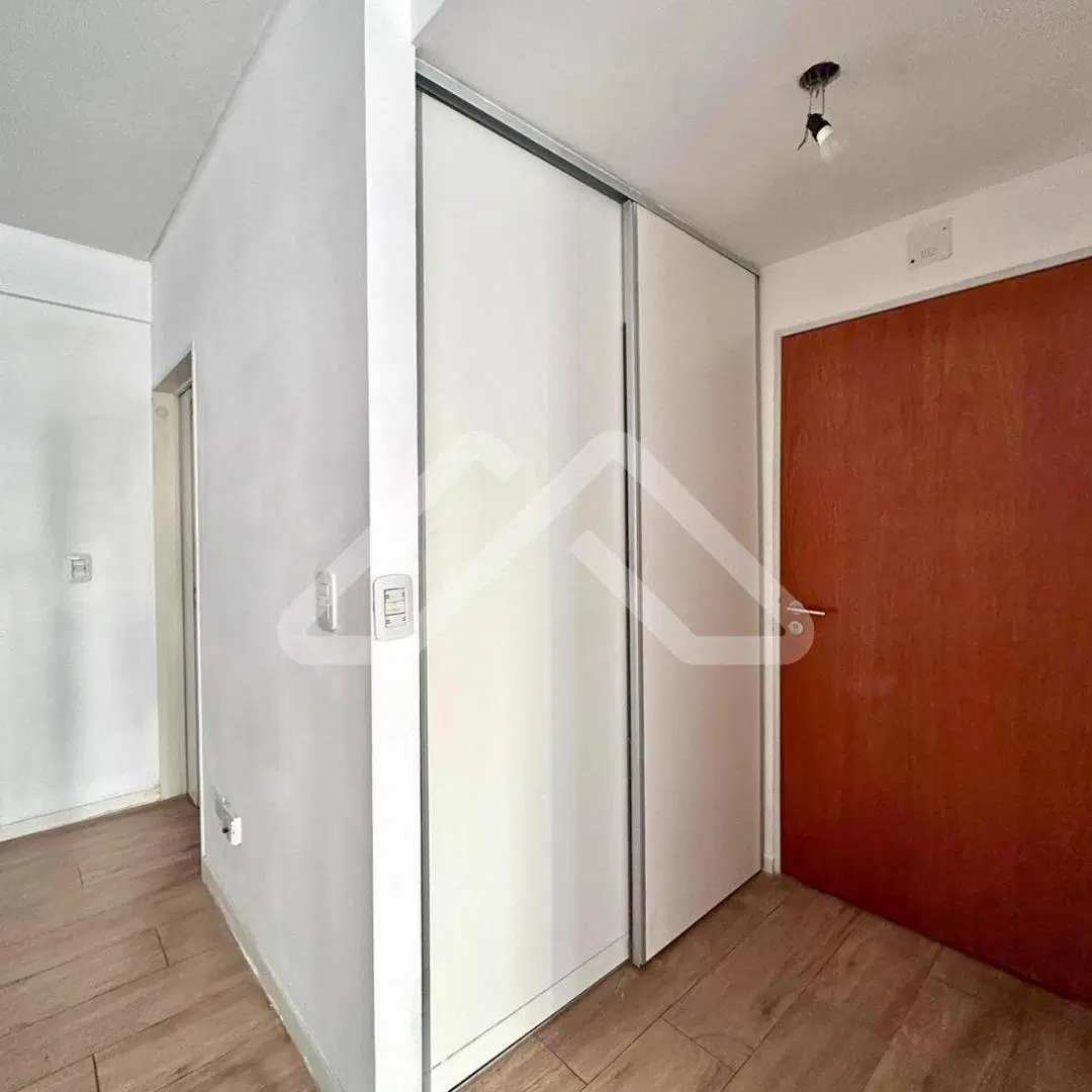 ALQUILO LUMINOSO AMBIENTE CON BALCÓN Y PATIO PRIVADO 1