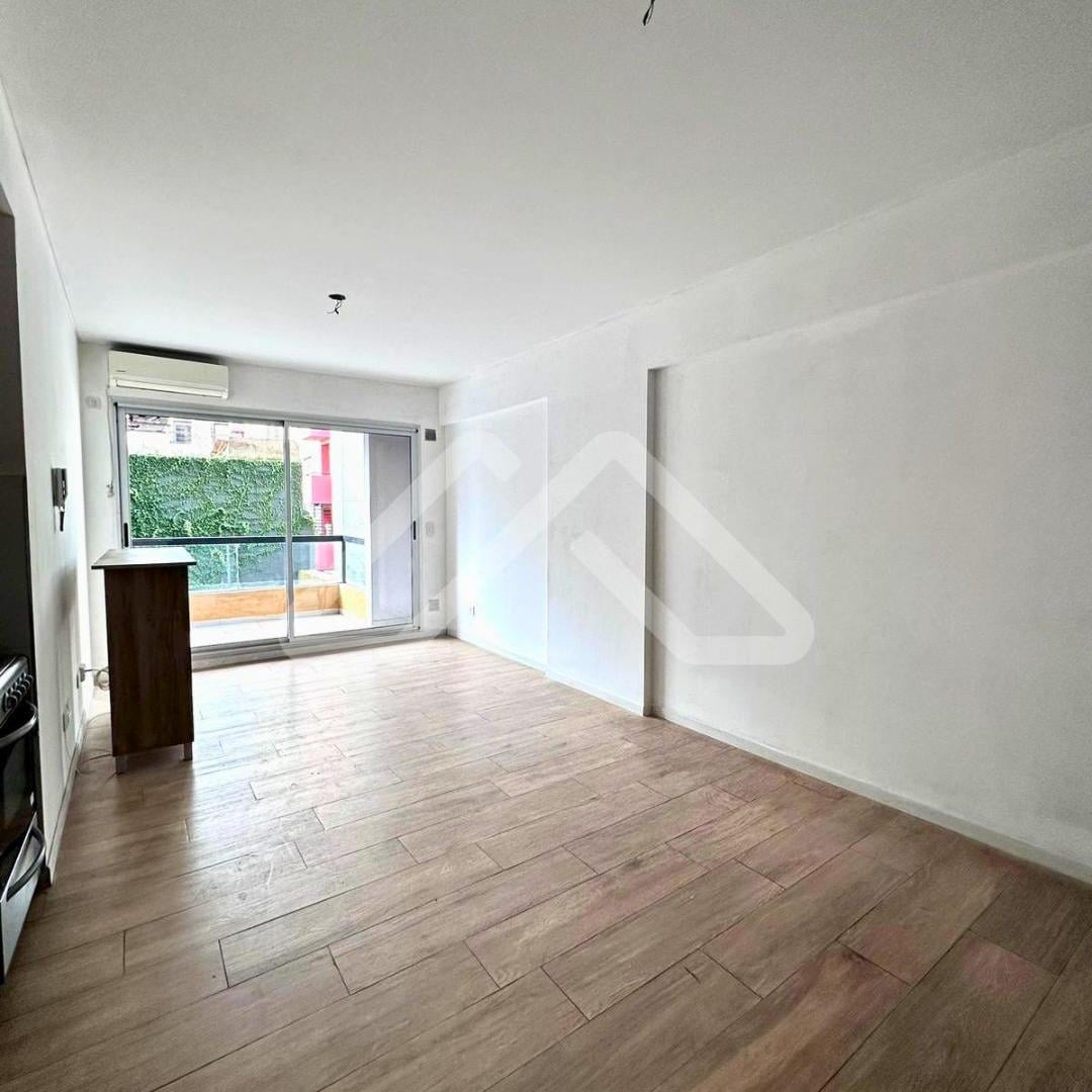 ALQUILO LUMINOSO AMBIENTE CON BALCÓN Y PATIO PRIVADO