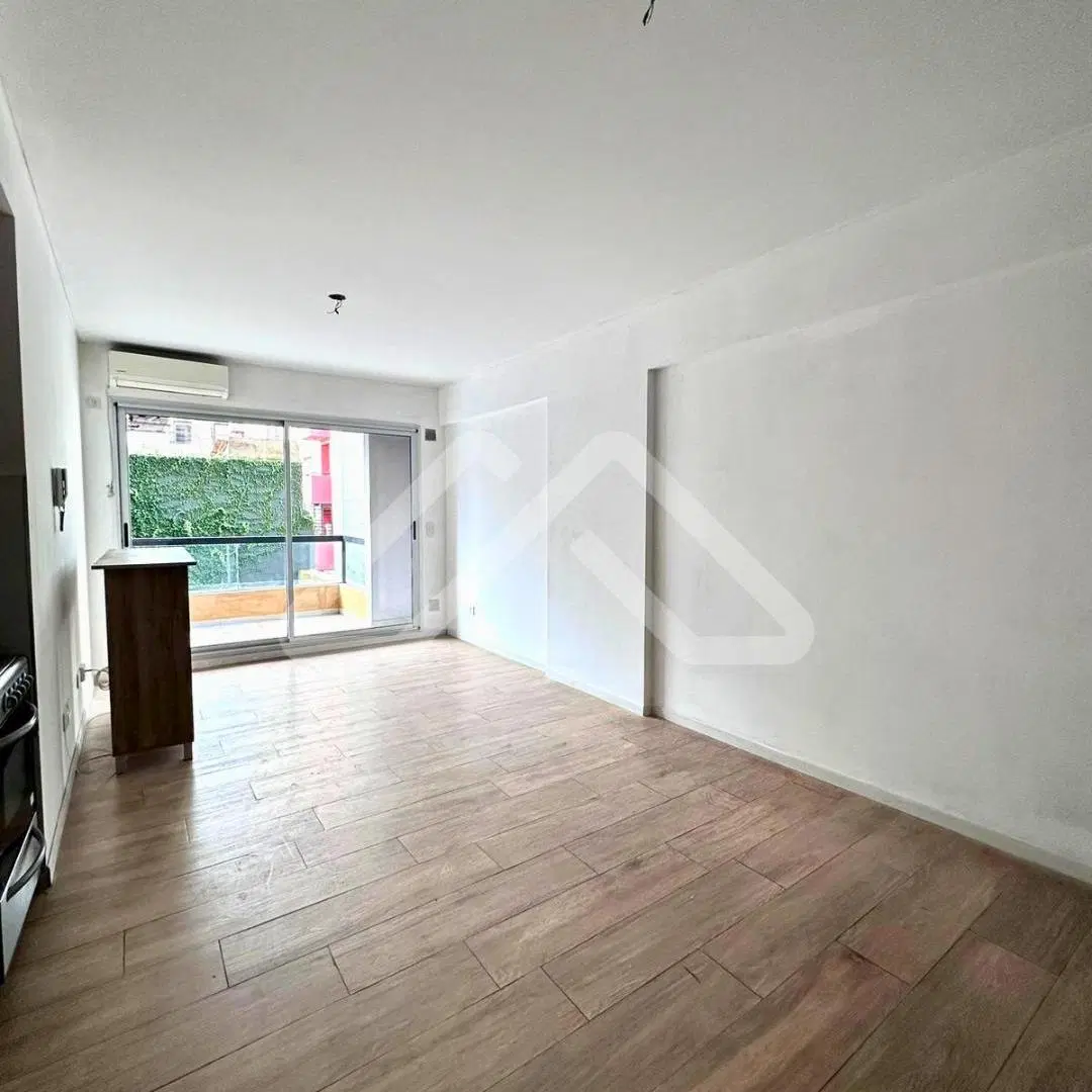 ALQUILO LUMINOSO AMBIENTE CON BALCÓN Y PATIO PRIVADO 5