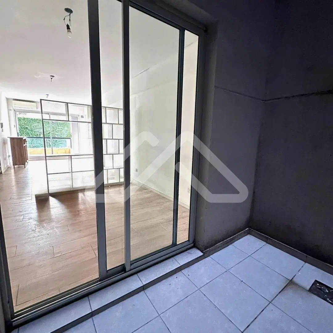 ALQUILO LUMINOSO AMBIENTE CON BALCÓN Y PATIO PRIVADO 4