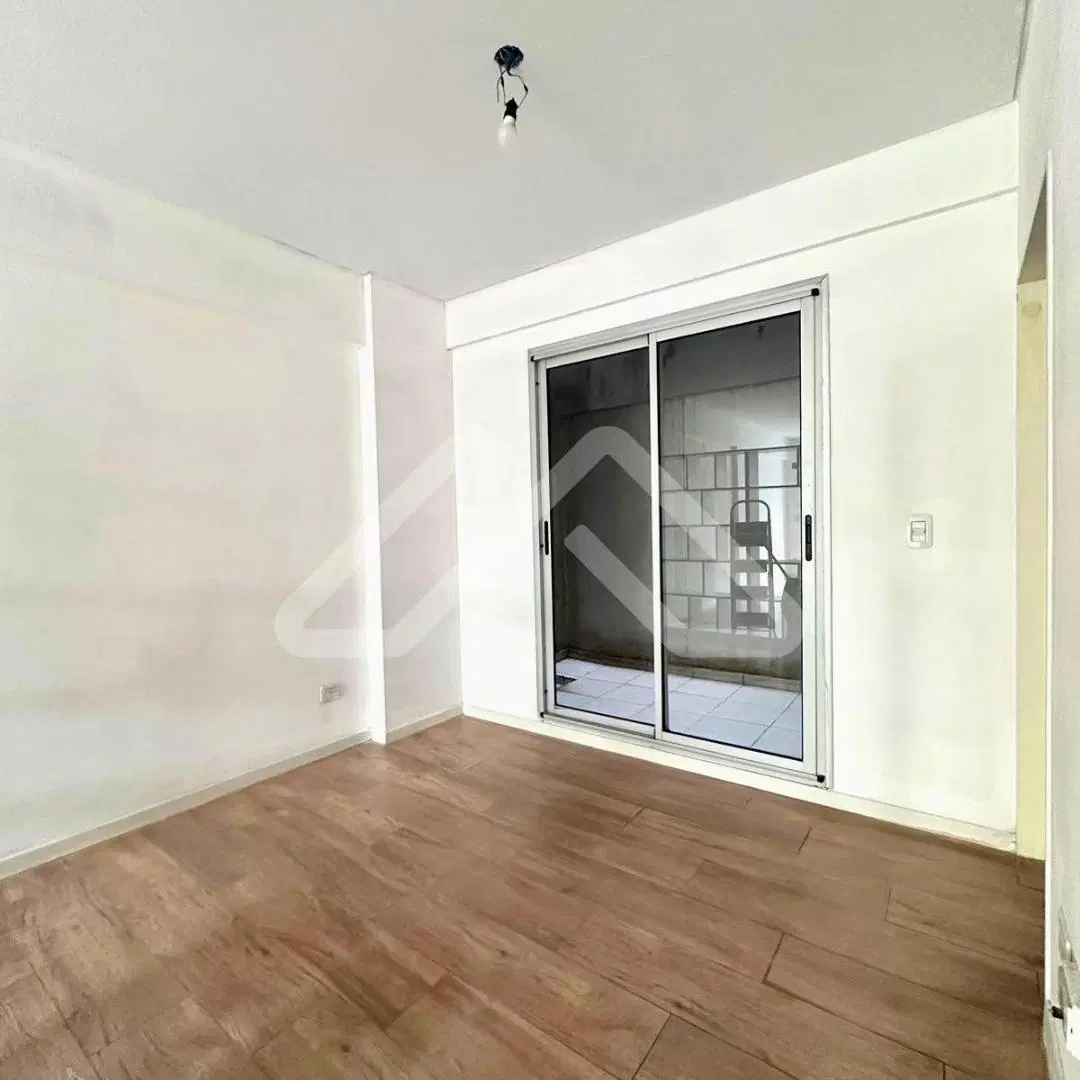 ALQUILO LUMINOSO AMBIENTE CON BALCÓN Y PATIO PRIVADO 2