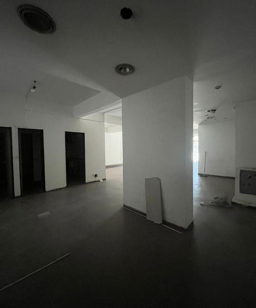 Foto de ALQUILO AMPLIO LOCAL COMERCIAL SOBRE AV. RIVADAVIA - FLORESTA, imagen 4