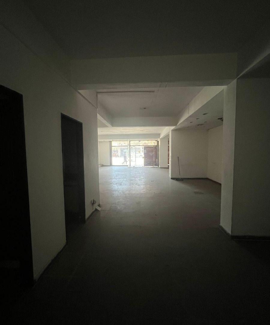 Foto de ALQUILO AMPLIO LOCAL COMERCIAL SOBRE AV. RIVADAVIA - FLORESTA, imagen 2