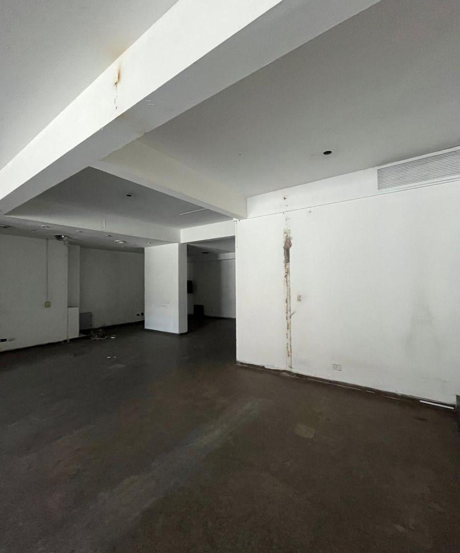 Foto de ALQUILO AMPLIO LOCAL COMERCIAL SOBRE AV. RIVADAVIA - FLORESTA, imagen 3