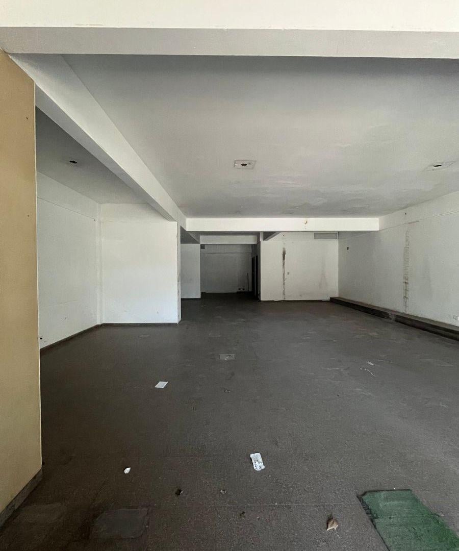 Foto de ALQUILO AMPLIO LOCAL COMERCIAL SOBRE AV. RIVADAVIA - FLORESTA, imagen 1