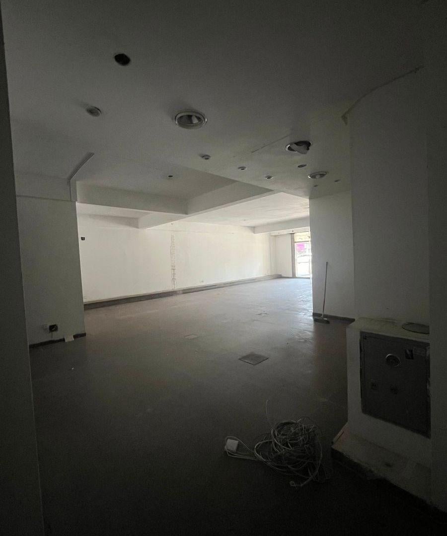 Foto de ALQUILO AMPLIO LOCAL COMERCIAL SOBRE AV. RIVADAVIA - FLORESTA, imagen 5