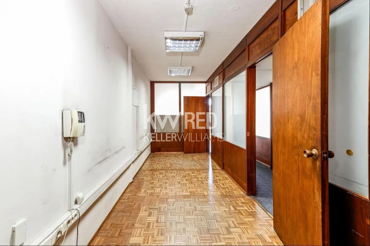 Venta de Oficina de 5 ambientes en el Centro 5