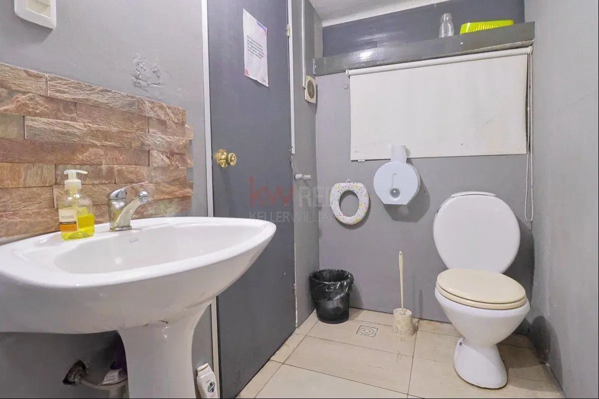 Venta Local comercial con 27 Cocheras y 2 Apartamentos 1