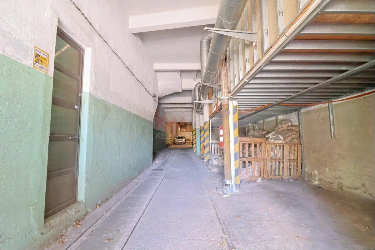 Venta Local comercial con 27 Cocheras y 2 Apartamentos 3