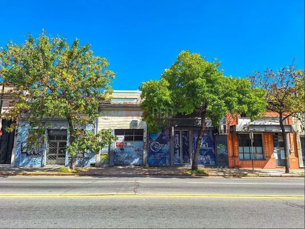 Venta Local comercial con 27 Cocheras y 2 Apartamentos 2