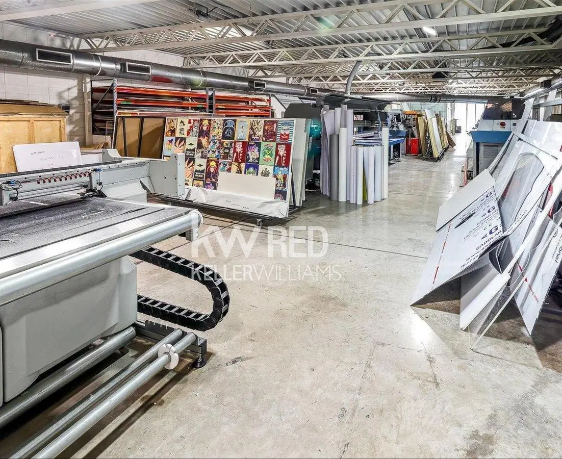 Venta Local en La Comercial 977 m2 en 3 pisos 3