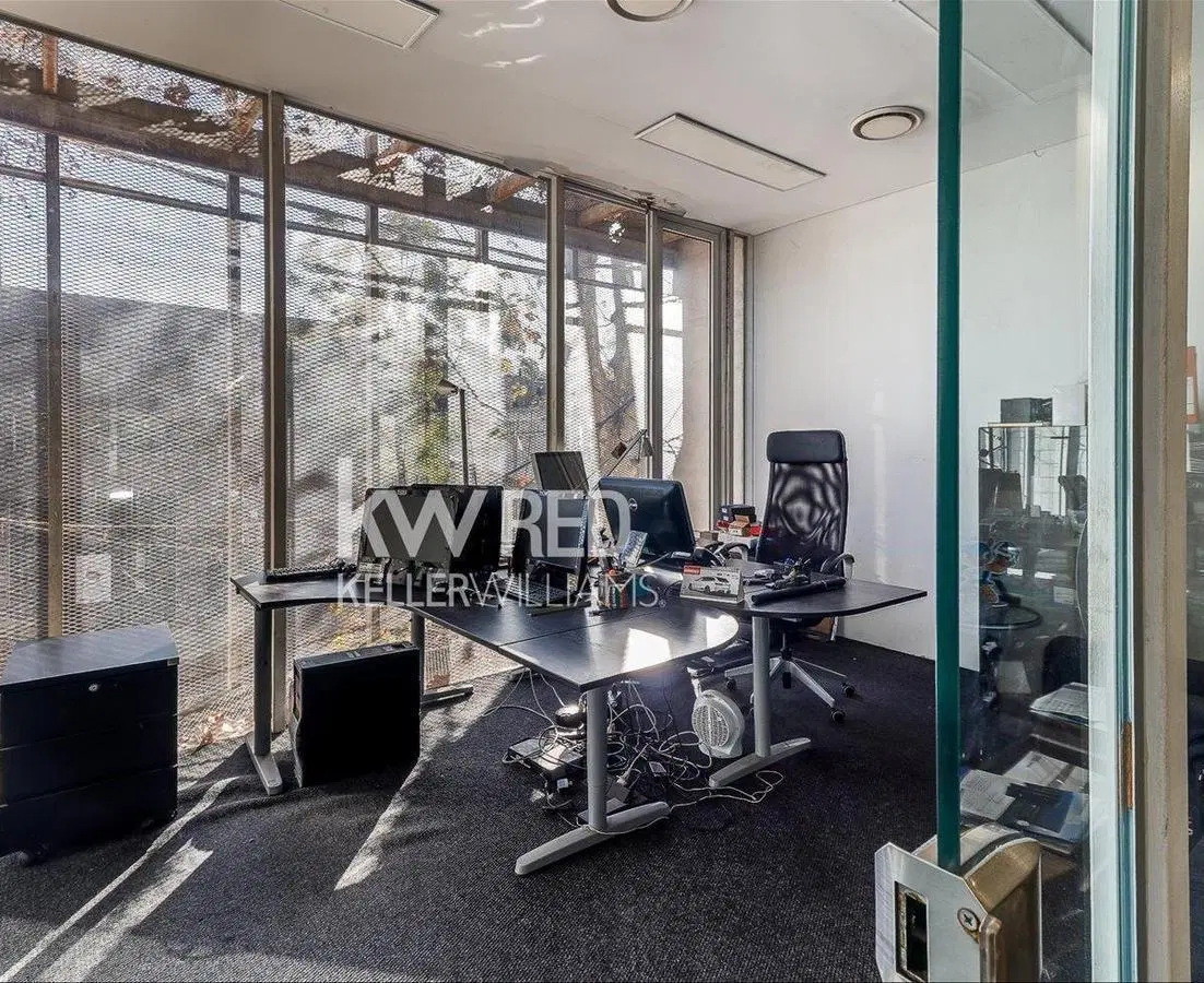 Venta Local en La Comercial 977 m2 en 3 pisos 2