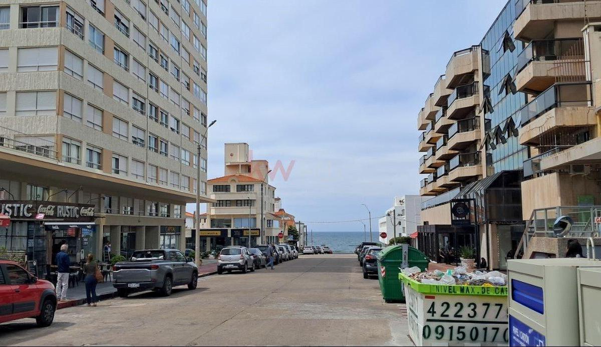ALQUILER DE TEMPORADA 1 Dormitorios y medio y Garaje. PENINSULA PUNTA DEL ESTE