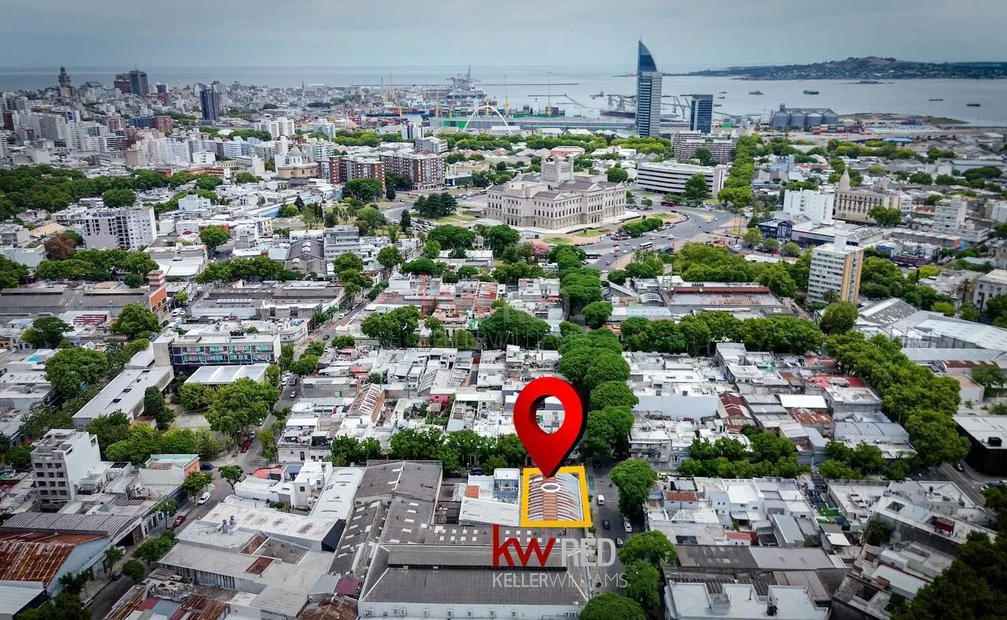 VENTA Depósito Local con Renta La Comercial Emilia Pardo Bazán 1