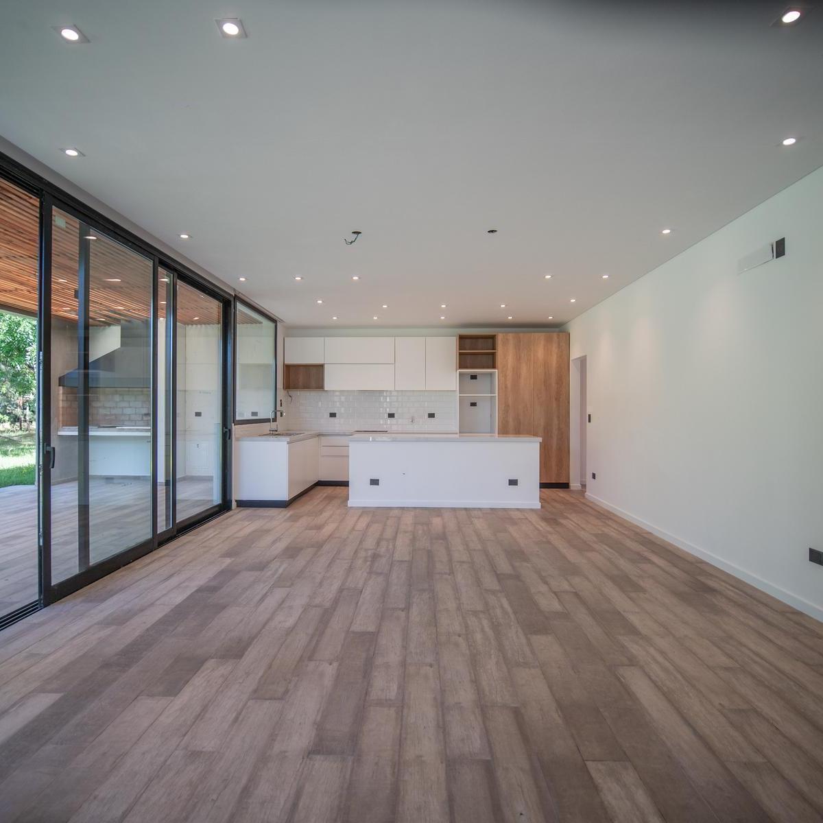 Casa a Estrenar en VENTA 4 DORMITORIOS - MIRALAGOS  1 LOTE 68