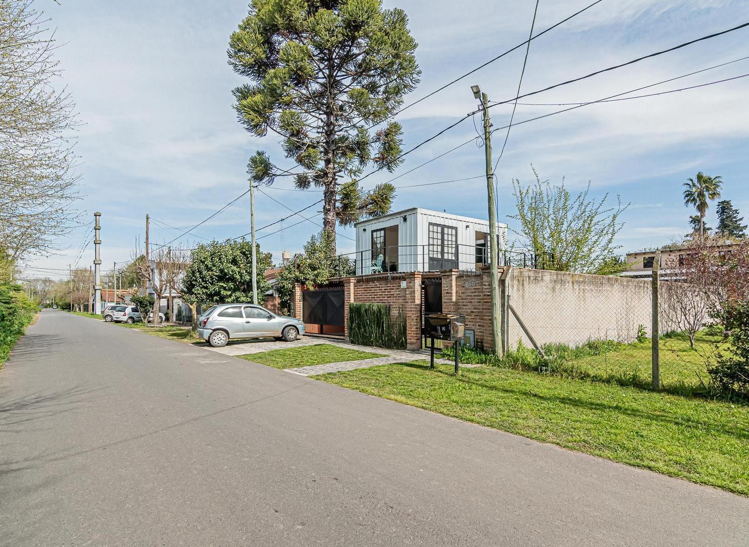 Casa en Venta 5 dormitorios entre caminos 21C 423 bis y 424  Permuta Dpto La Plata