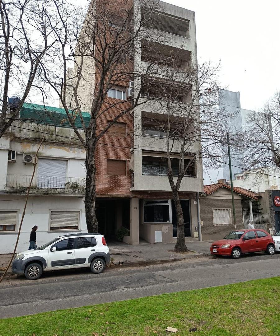 Departamento de 2 dormitorios con Cochera y Terraza Propia. Avenida 19 y 48.