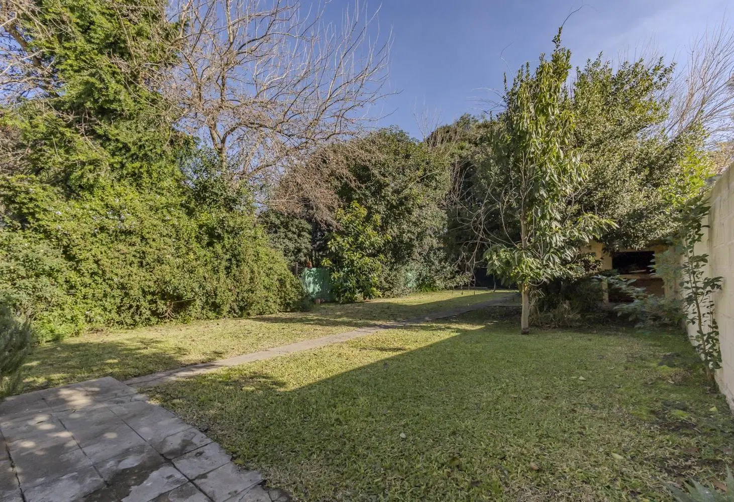 Casa de dos habitaciones y parque a metros de Centenario y Arana 8