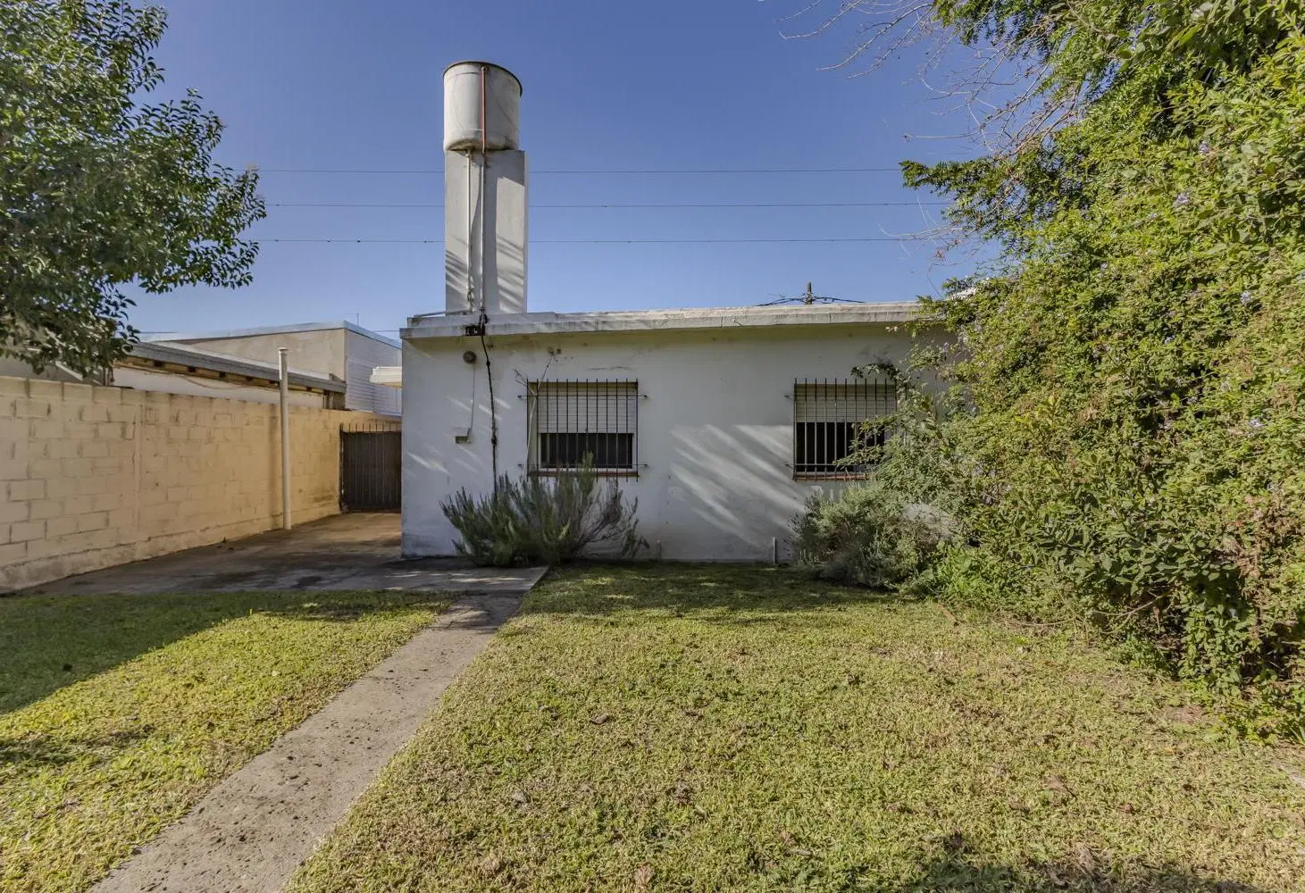 Casa de dos habitaciones y parque a metros de Centenario y Arana 3