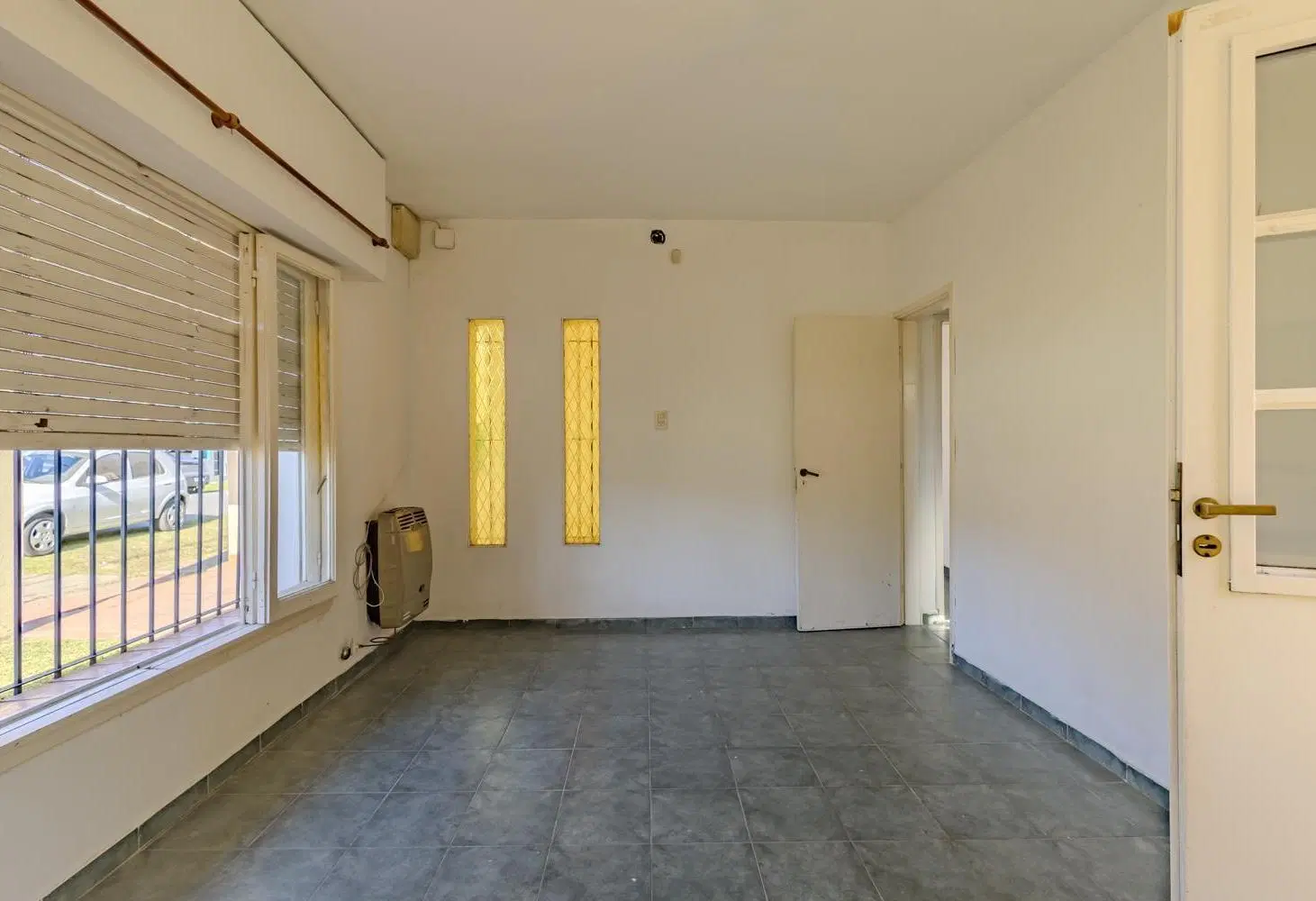 Casa dos dormitorios en venta, lote propio calle 44 entre 8 y 9 cercano a camino Centenario y Arana 8