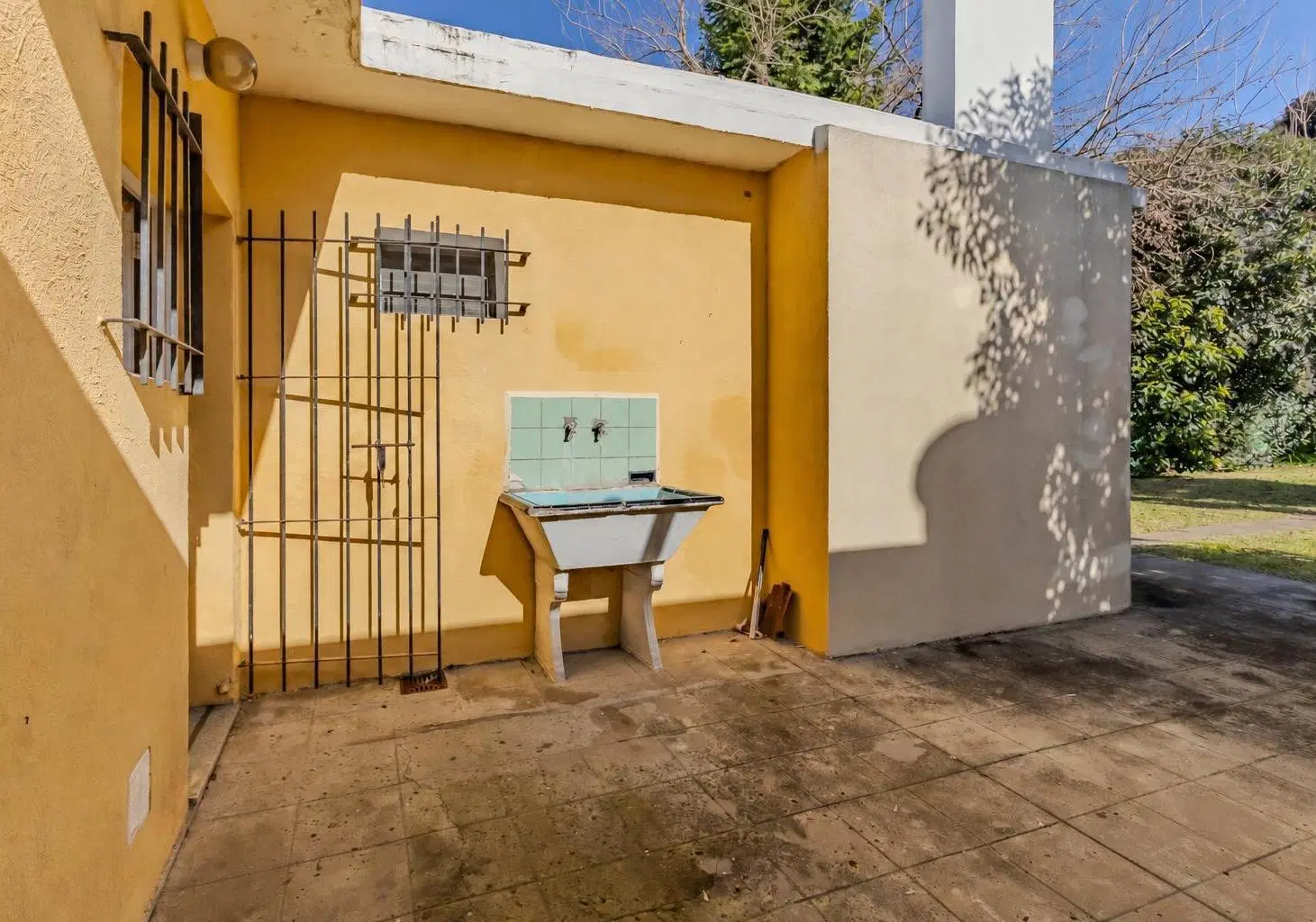 Casa dos dormitorios en venta, lote propio calle 44 entre 8 y 9 cercano a camino Centenario y Arana 3