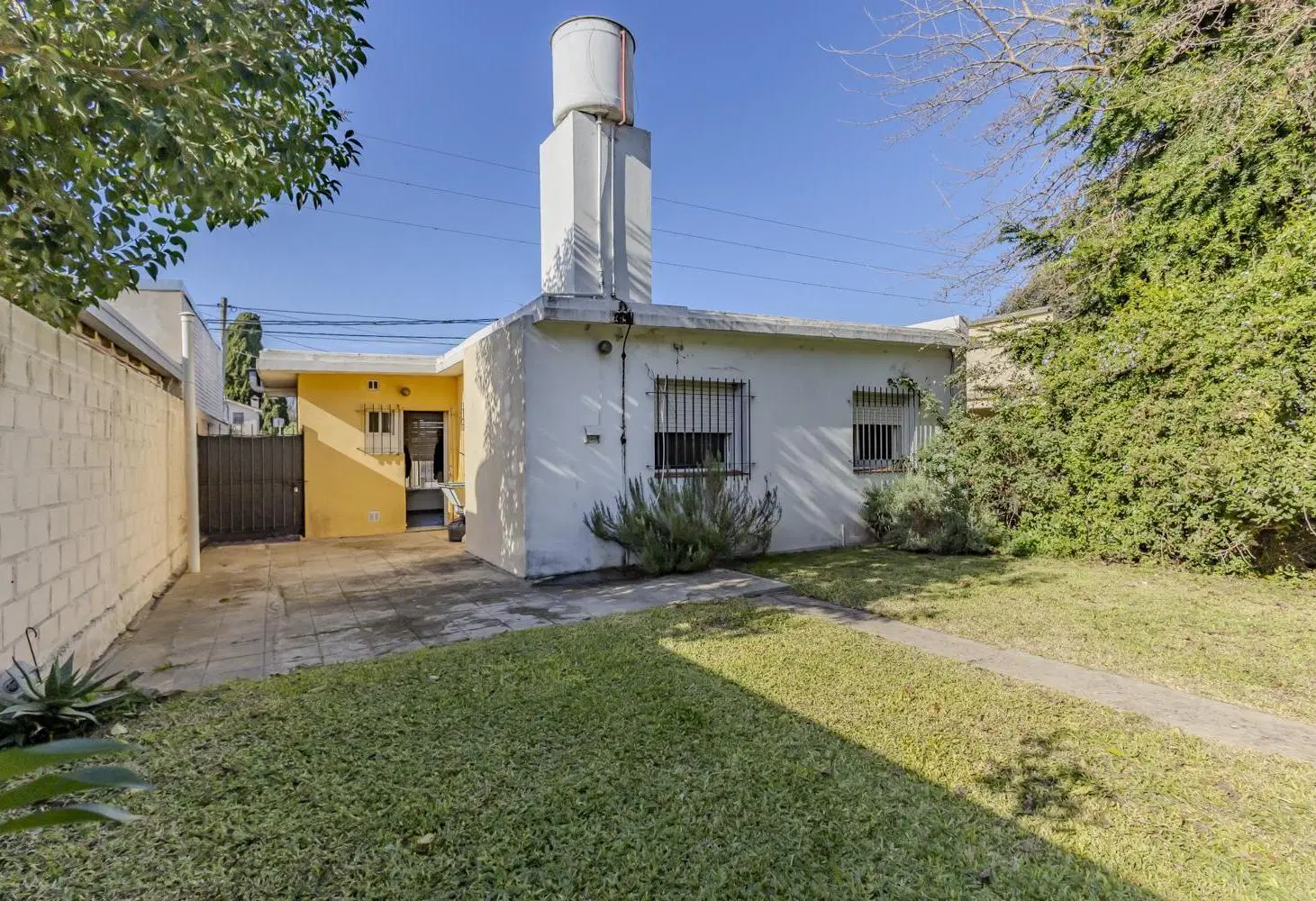 Casa dos dormitorios en venta, lote propio calle 44 entre 8 y 9 cercano a camino Centenario y Arana 4