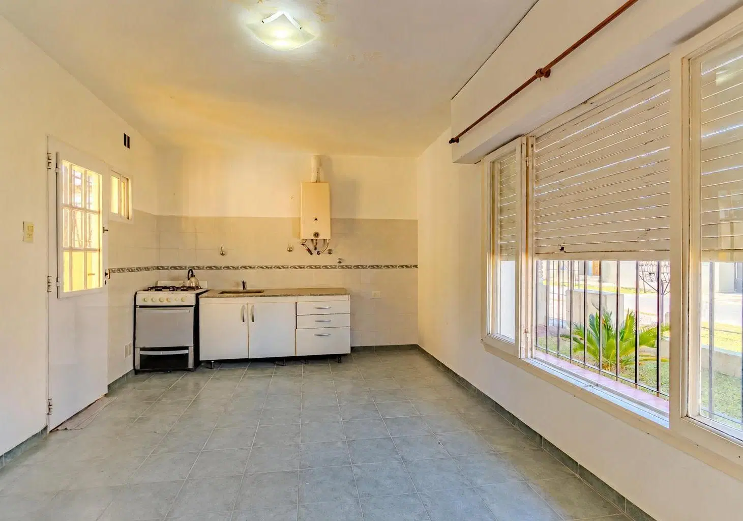 Casa dos dormitorios en venta, lote propio calle 44 entre 8 y 9 cercano a camino Centenario y Arana 5