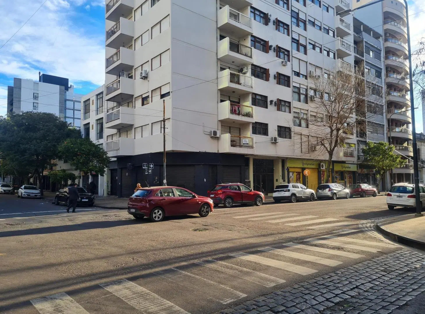 Departamento dos habitaciones y balcón al frente en Esq. 12 y 47 4