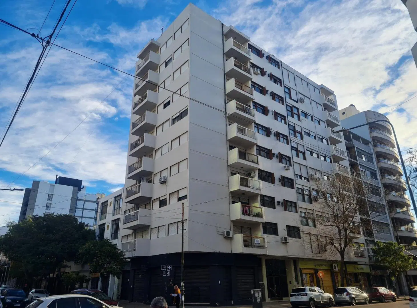 Departamento dos habitaciones y balcón al frente en Esq. 12 y 47 2