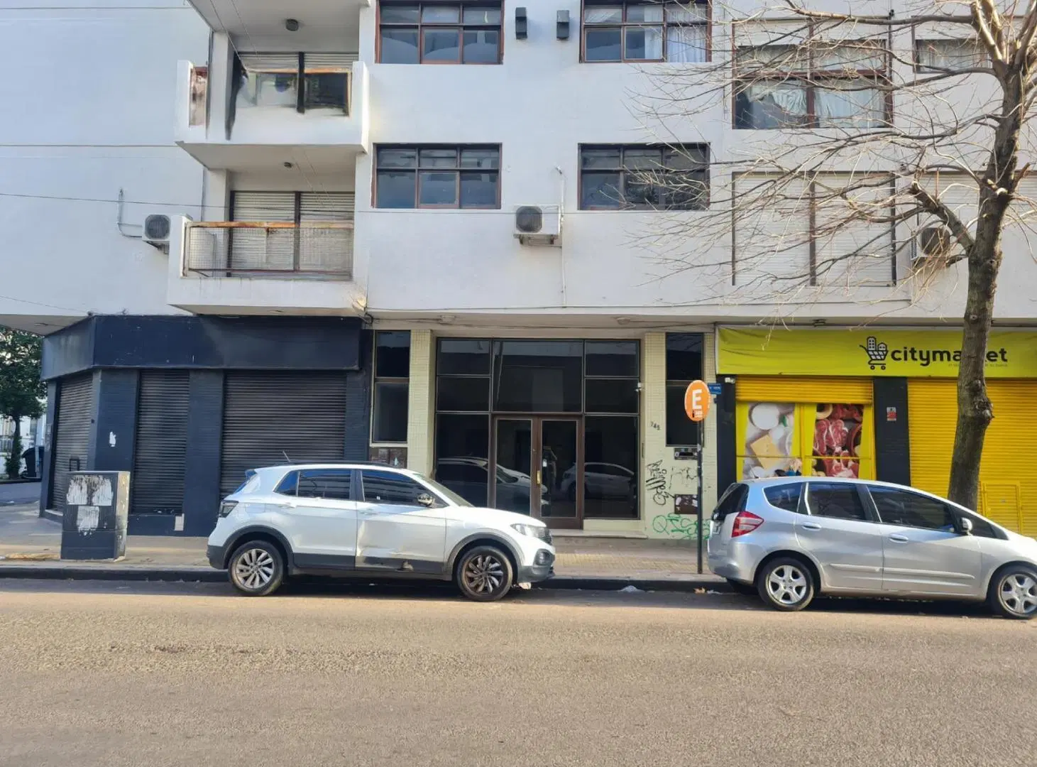 Departamento dos habitaciones y balcón al frente en Esq. 12 y 47 3