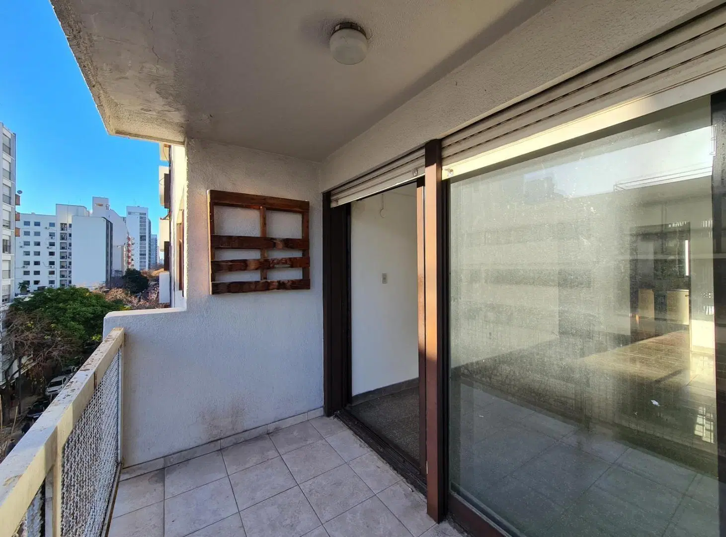 Departamento dos habitaciones y balcón al frente en Esq. 12 y 47 5