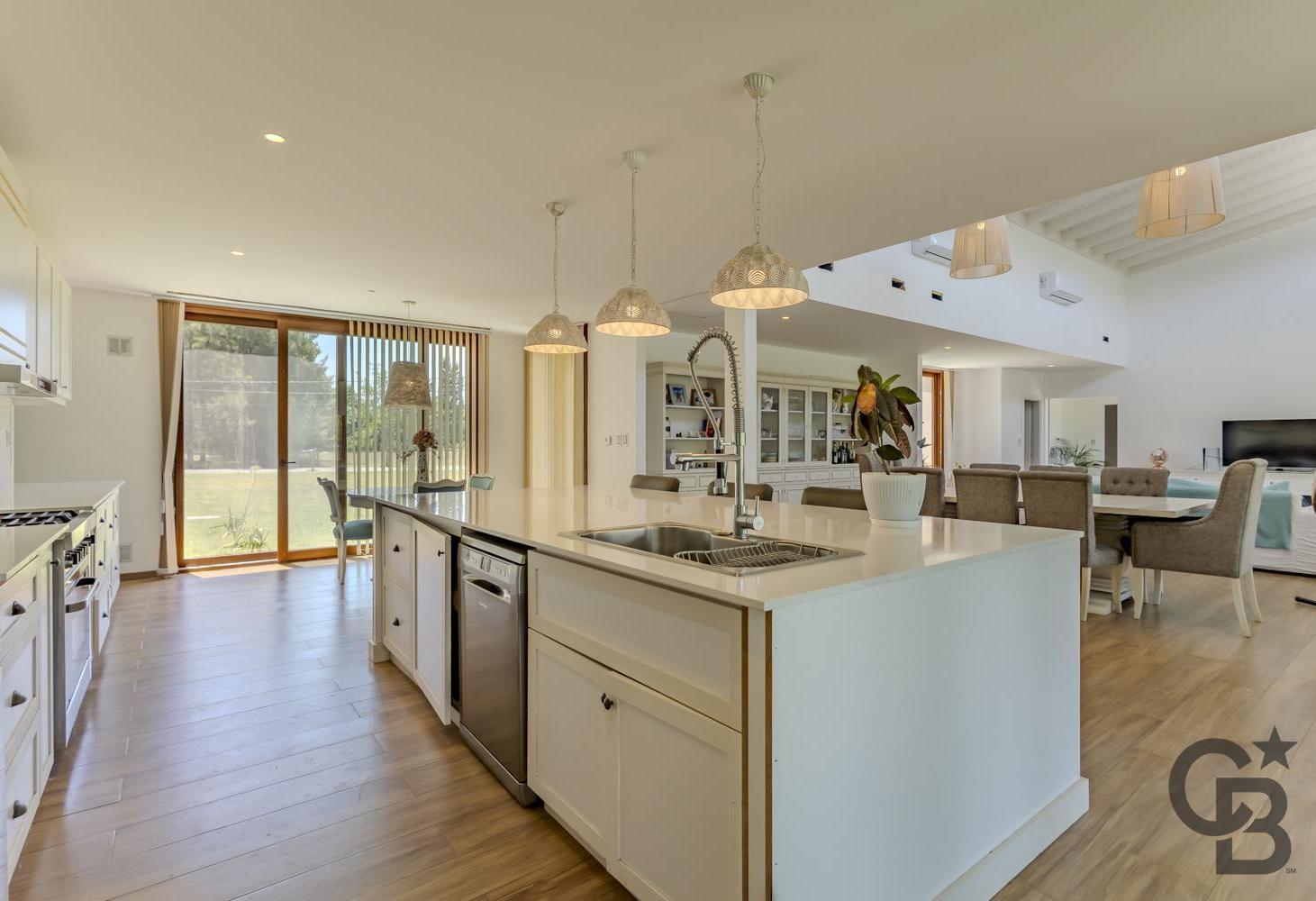 Foto de Casa en Venta en Campos de Roca 1 con 5 dormitorios, 550 m2 cub. y, imagen 4