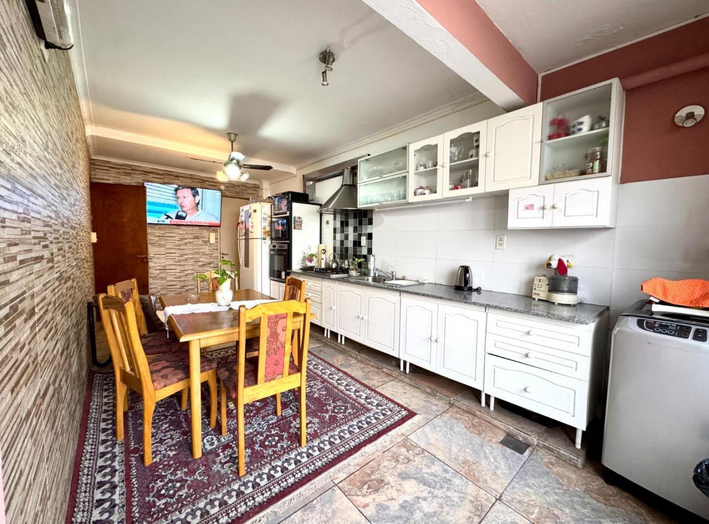 Foto de Casa 3 dormitorios patio y cochera cub 65 19 y 20 lote propio La Plata, imagen 4