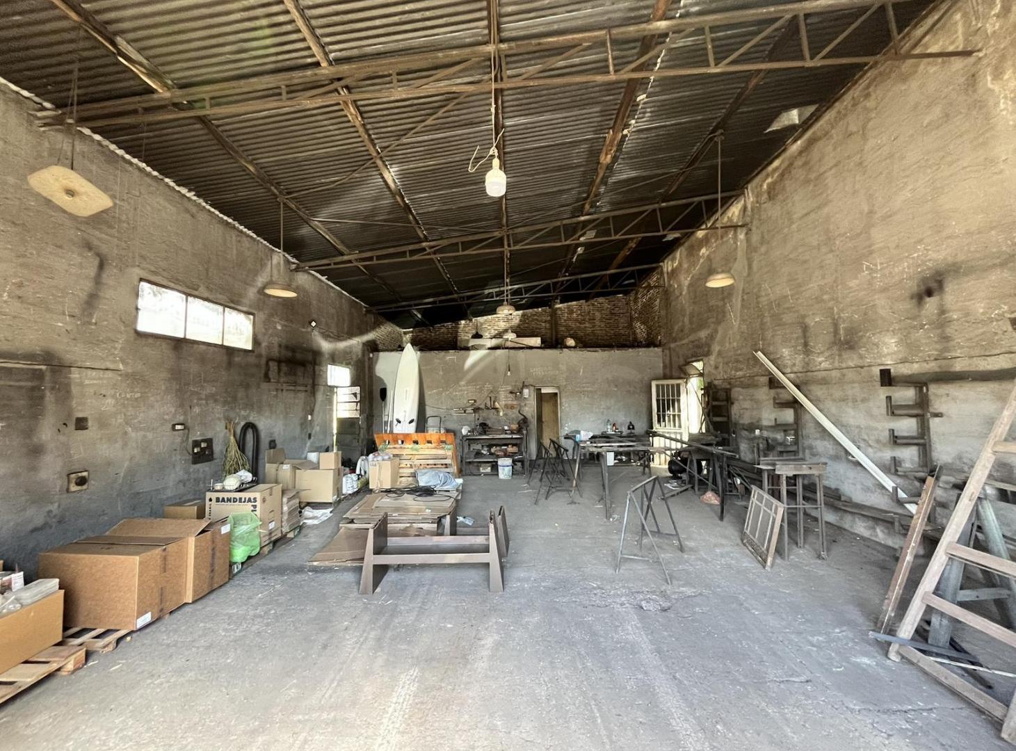 Foto de ¡Ideal Inversores! Lote 1300m² con Galpones y Casa sobre C. Belgrano, imagen 1