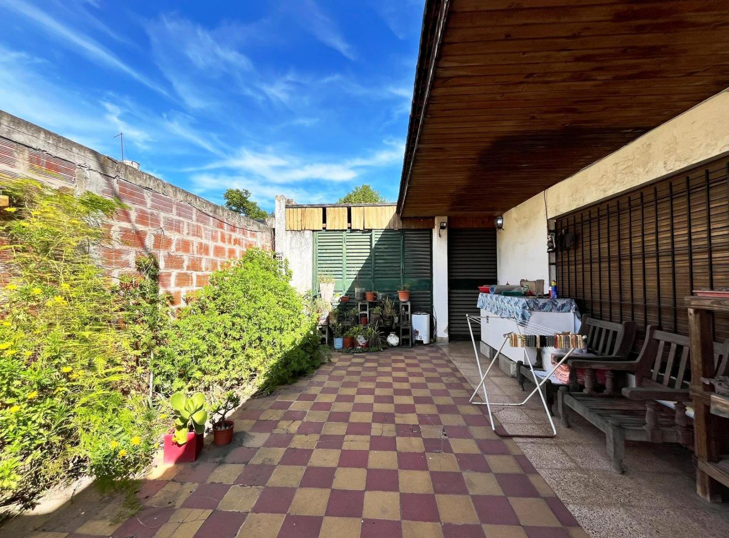 Foto de ¡Ideal Inversores! Lote 1300m² con Galpones y Casa sobre C. Belgrano, imagen 2