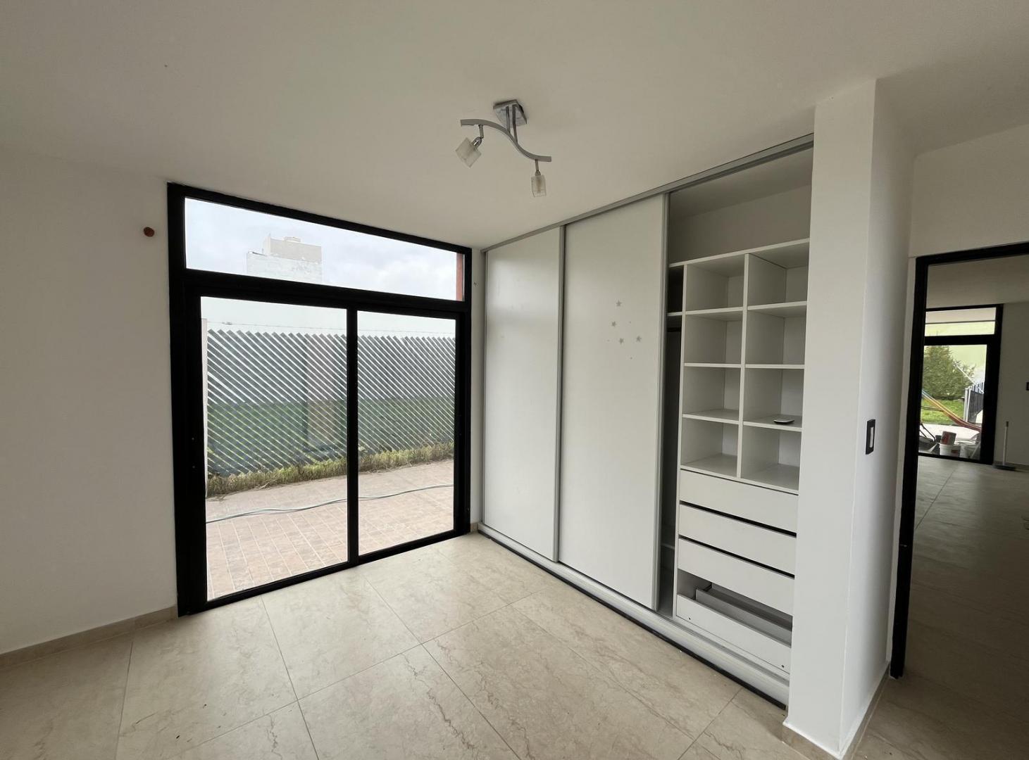 Foto de Casa en Alquiler 4 dormitorios, pileta y parrilla calle 517 N°2087 B°, imagen 4