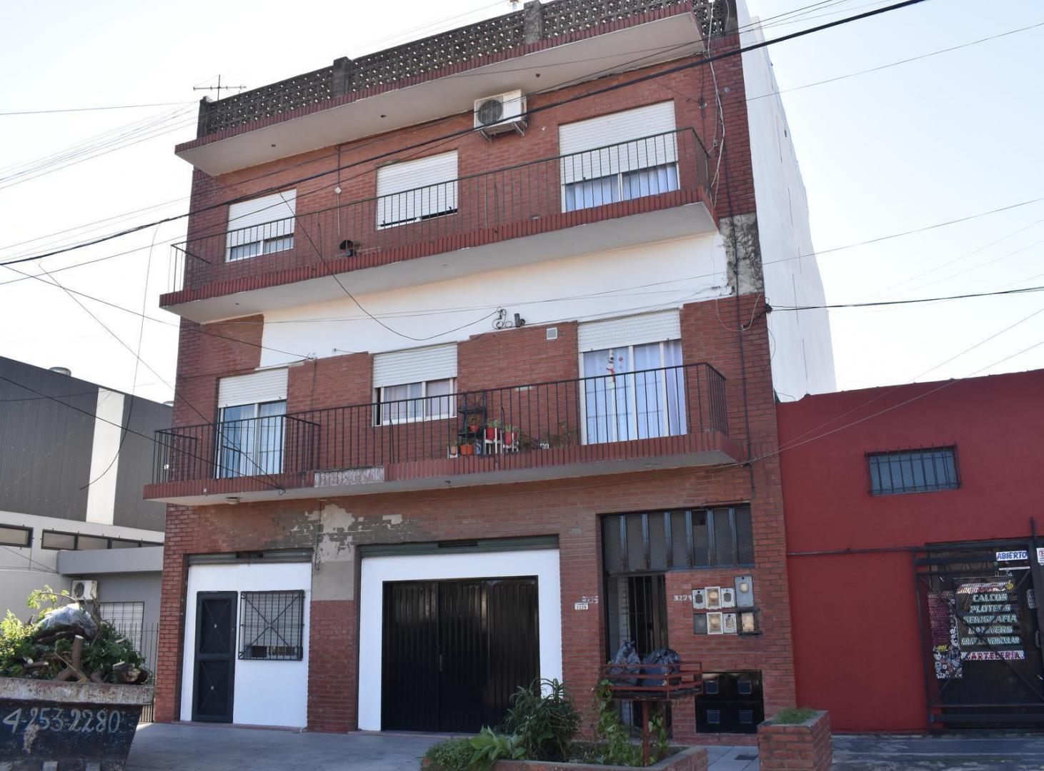 Foto de OPORTUNIDAD venta de edificio en Bloque 6 Departamentos Local cochera, imagen 1