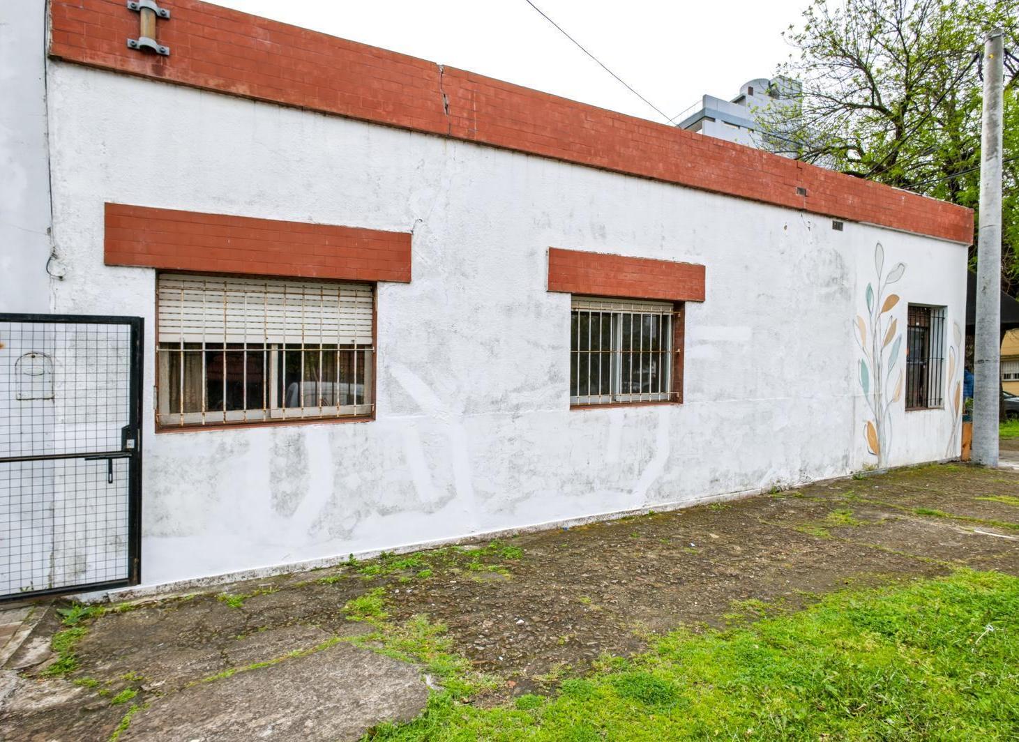 Foto de Casa de tres habitaciones, cochera y local comercial en Esq. 25 y 69, imagen 3