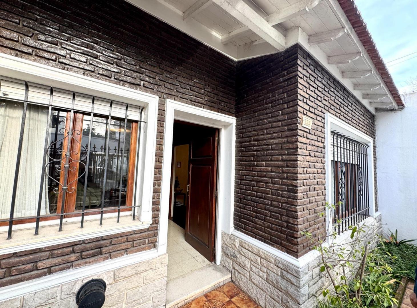 Foto de Casa 3 dormitorios patio y cochera cub 65 19 y 20 lote propio La Plata, imagen 1
