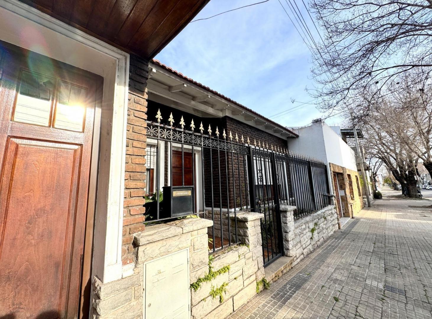 Foto de Casa 3 dormitorios patio y cochera cub 65 19 y 20 lote propio La Plata, imagen 2