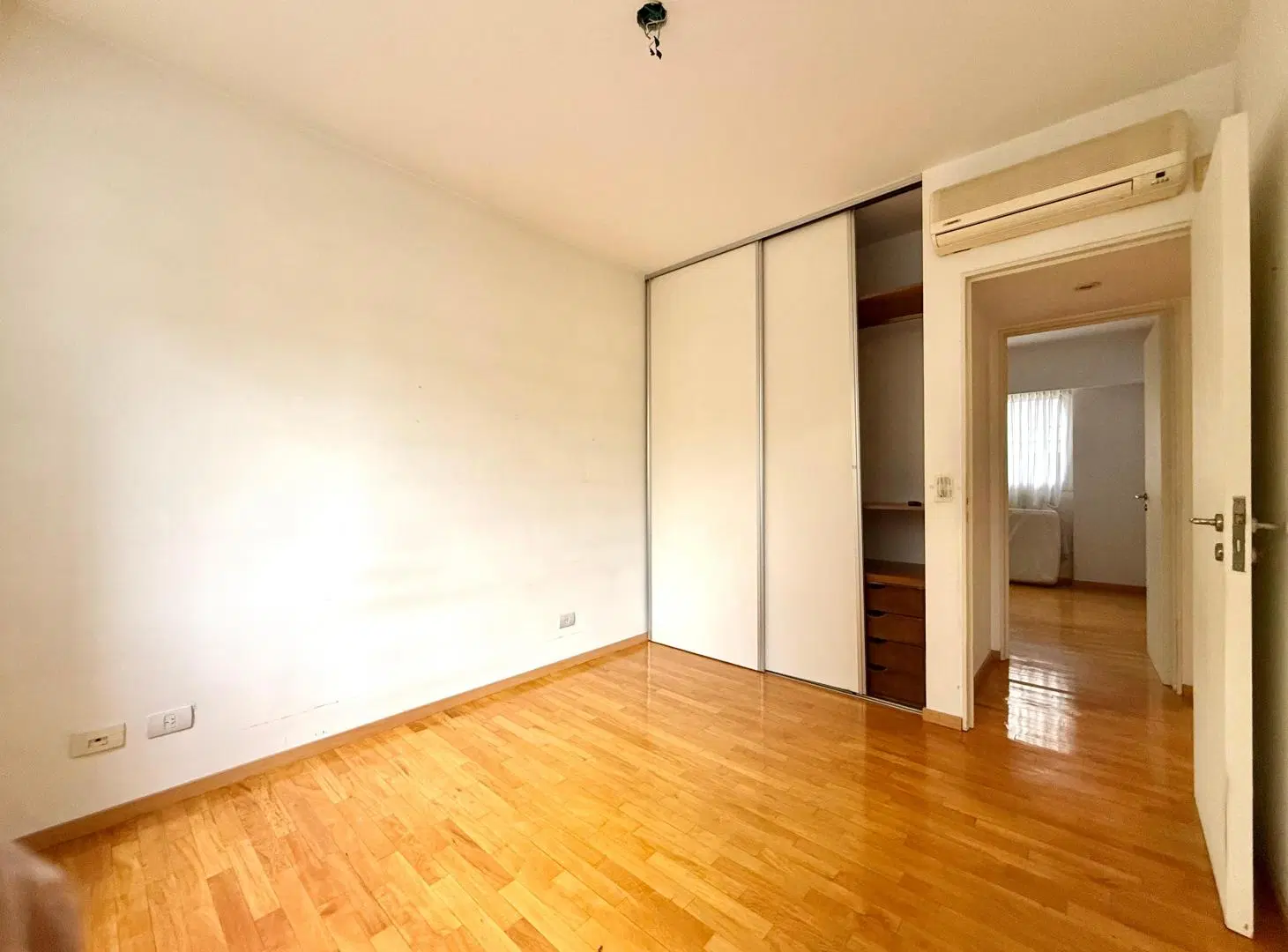 Belgrano venta semipiso contrafrente: 2 dormitorios, 2 baños, balcón aterrazado, palier privado. 3