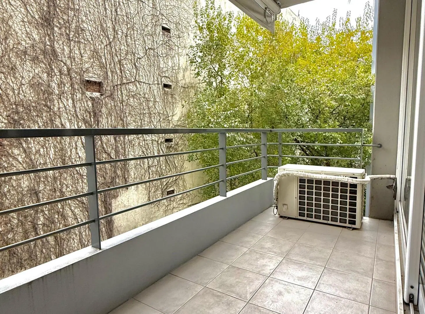 Nuñez: venta semipiso contrafrente: 2 dormitorios, 2 baños, balcón aterrazado, palier privado. 3