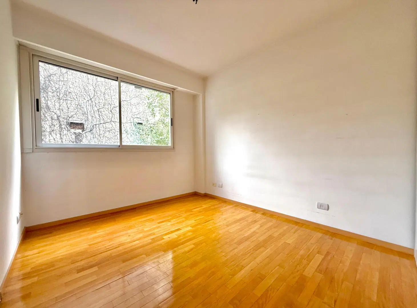 Nuñez: venta semipiso contrafrente: 2 dormitorios, 2 baños, balcón aterrazado, palier privado. 4