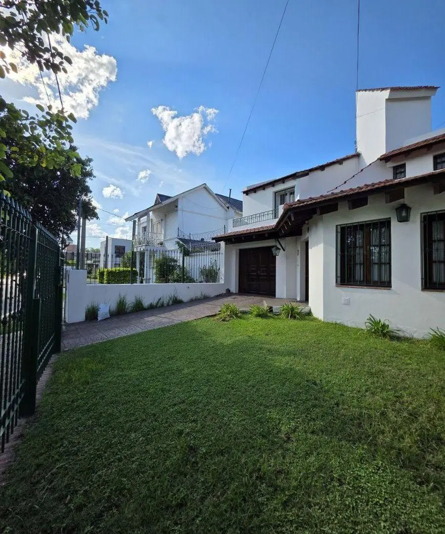 EN VENTA CASA DE 3 DORMITORIOS EN URCA CON PILETA APTO CREDITO 2